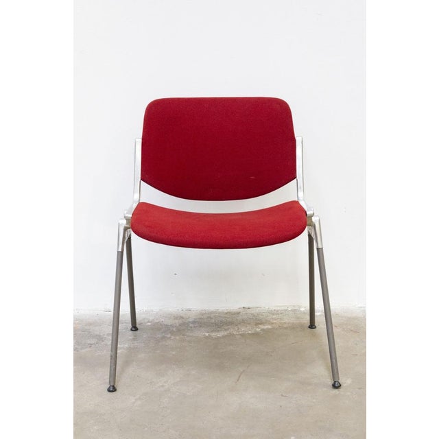 Designed in the 1960s, the DSC 106 chair has a die-cast aluminum structure, seat and backrest in curved wood with fabric...