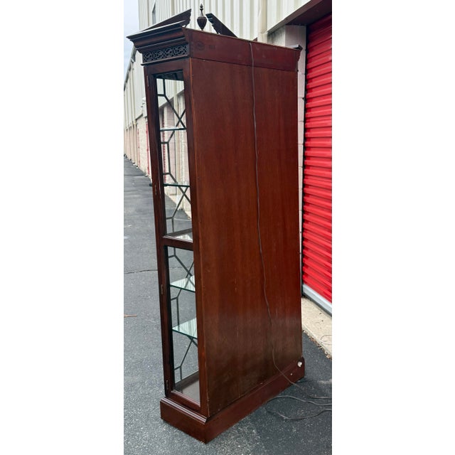 Stickley Furniture Chippendale Mahogany Curio / Display Cabinet For Sale In New York - Image 6 of 12