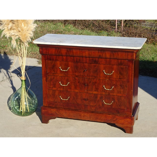 Large Restoration period chest of drawers in solid wood with mahogany veneer, dating from the 19th century. The top is...