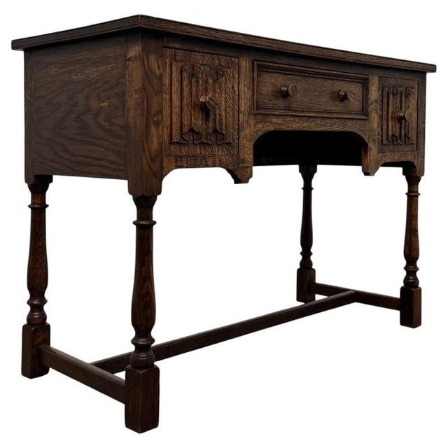 A superb early 20th-century English Edwardian desk, finely constructed in oak and distinguished by its substantial...