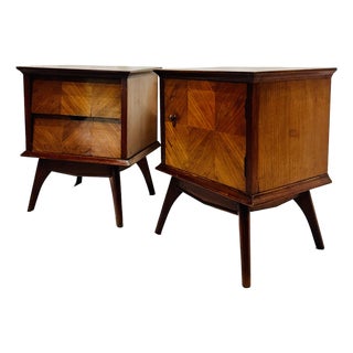 Walnut Mid Century Modern Paire De Petites Tables De Nuit With Checkered Burl Tops For Sale