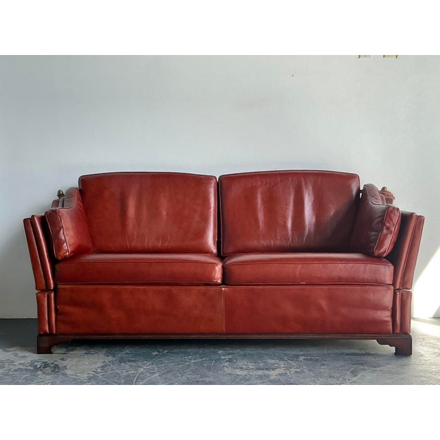 This exceptional vintage Knole sofa is a sophisticated blend of traditional English heritage and mid-century modern...