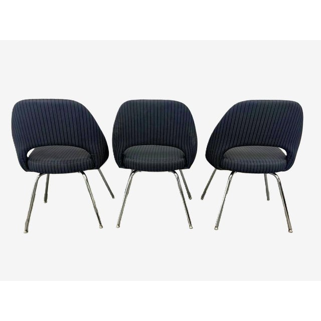 Early 2000s Charcoal Gray and Cream Executive Chairs by Saarinen for Knoll- A Set For Sale In Miami - Image 6 of 12