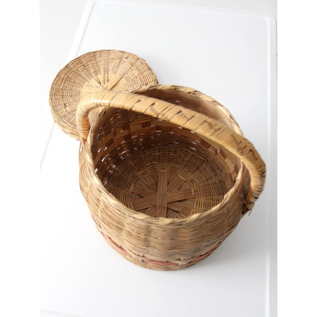 Brown Vintage American Wicker Lidded Gathering Basket For Sale - Image 8 of 15