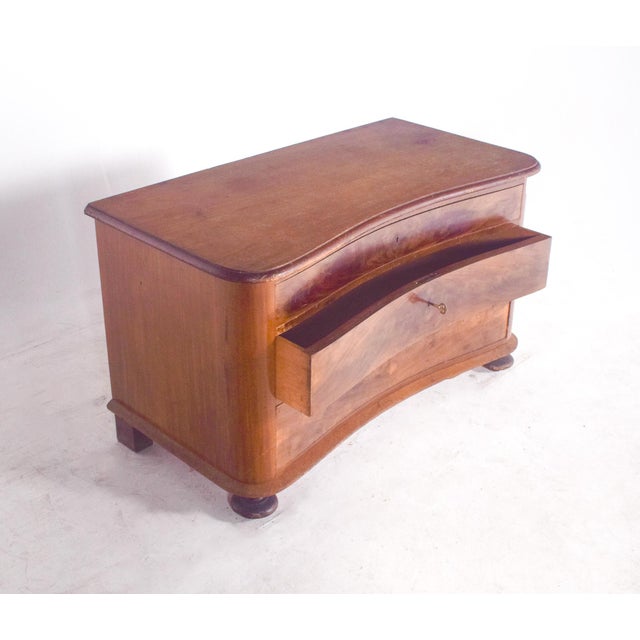 Wood English Serpentine Chest of Drawers in Wood, 1920s For Sale - Image 7 of 8