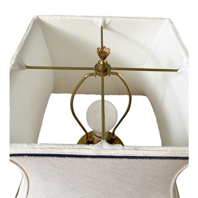 Vintage Imari Style Hand-Painted Ceramic Table Lamp With Brass Hardware & Square Shade – Chinoiserie / Hollywood Regency For Sale - Image 10 of 13