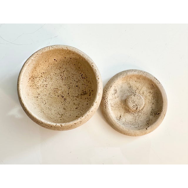 Italian Round Travertine Box with Lid by Fratelli Mannelli, 1960s For Sale - Image 4 of 11