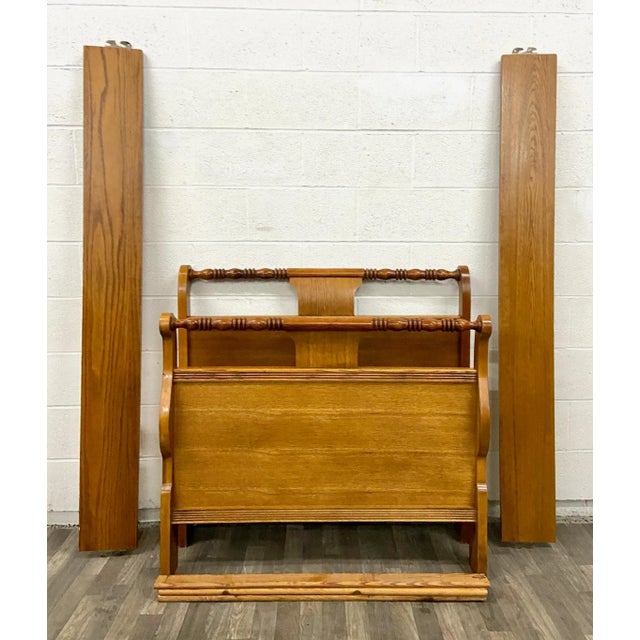 This is a gorgeous vintage (believed to be antique but cannot confirm) twin sized tiger oak sleigh bed. Solid and sturdy...
