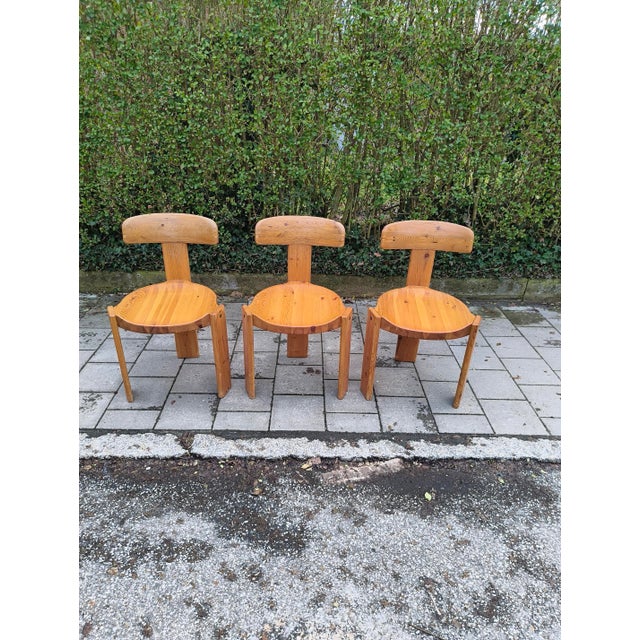 Beautiful set of 3 chairs made of pine wood. Great grain. Dimensions: h80 x w50 x d47 i have official proof of...
