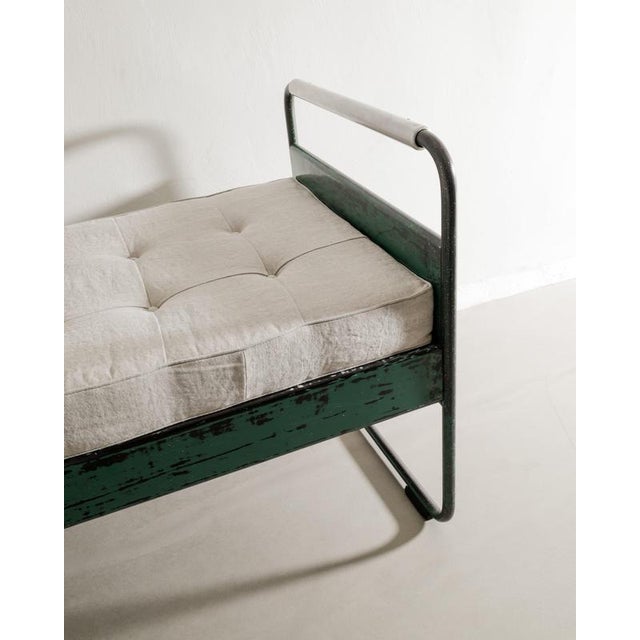 Jean Prouvé French Mid Century No 17 / Fabert Daybed in Green Lacquered Aluminum and Linen by Jean Prouvè, 1930s For Sale - Image 4 of 6