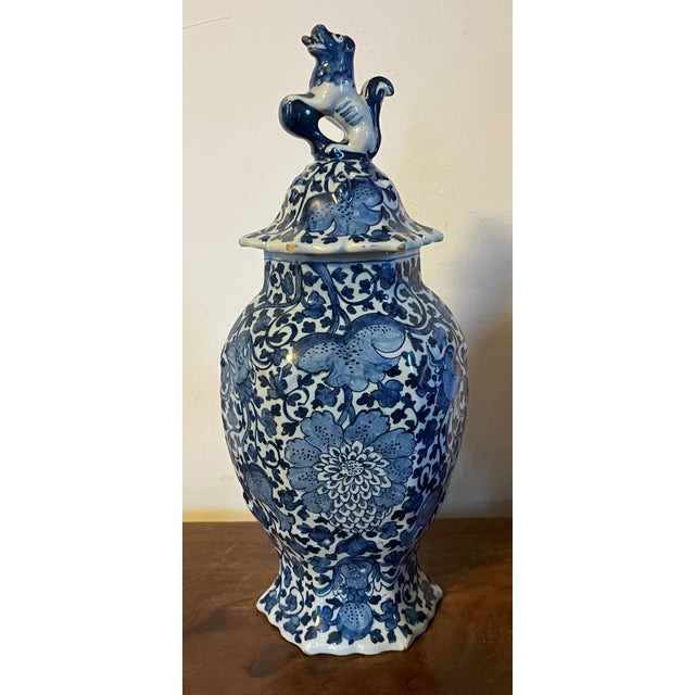 Antique 18th Century Blue & White Delft Vase With Figural Lion Lid in the Chinoiserie Style by the De Porceleyne Bijl Factory Circa 1775 For Sale - Image 11 of 15