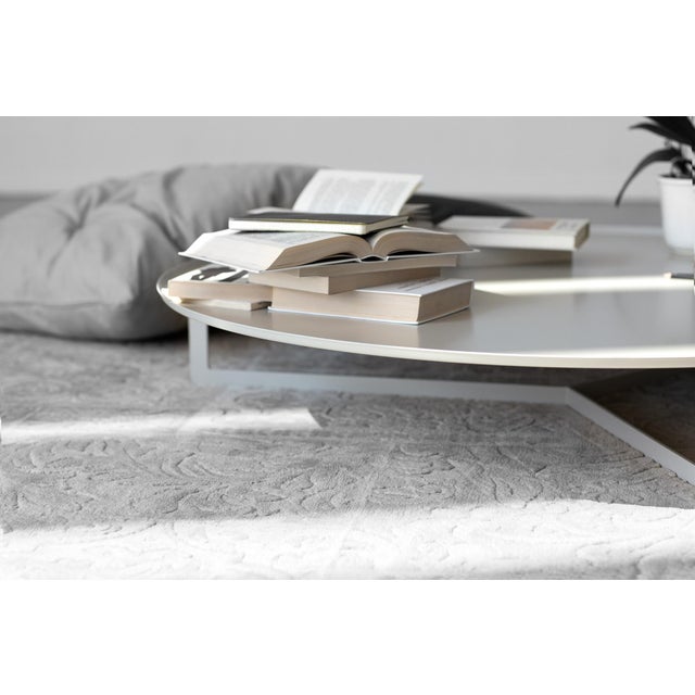 Table in metal "round" d120 "round" is the elegant collection of coffee and side tables with three bases. Five sizes, from...