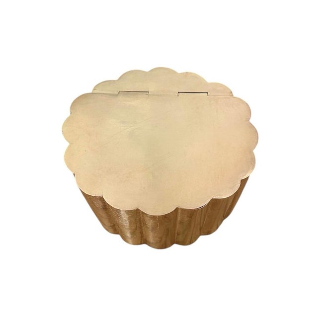 A lovely, vintage brass scalloped hinged oval stash box. Features a fluted/scalloped detail to the perimeter. Solid brass....