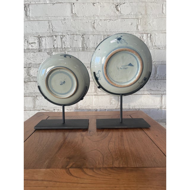 Chinese Early 18th Century Qing Dynasty Chinese Kangxi Blue and White Porcelain Plates- A Pair For Sale - Image 3 of 5