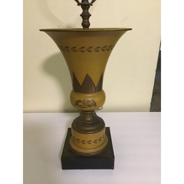 Traditional toleware Americana table lamp Done in a original mustard yellow and black design This lamp is in a very hard...