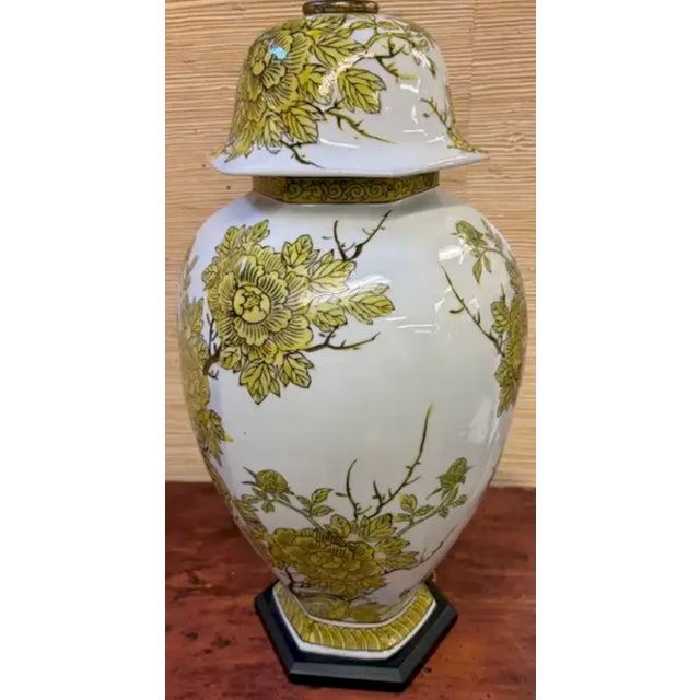 Mid 20th Century Mid Century Porcelain Asian Chinoiserie Lamp - Attributed to Marbro Lamp Company, Yellow Imari Pattern For Sale - Image 5 of 8