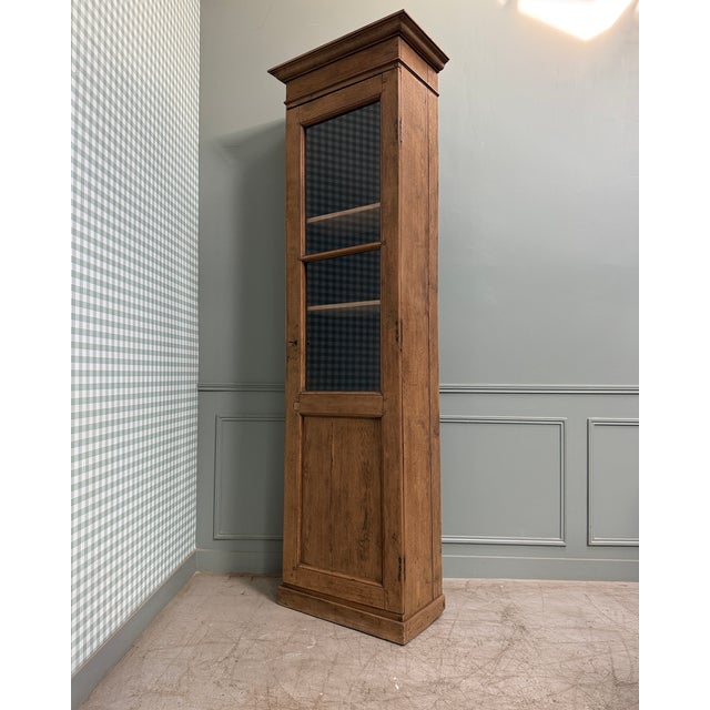 This spectacular glazed cabinet in solid oak is a former clock case transformed into a storage unit. Standing 2.30 m tall,...