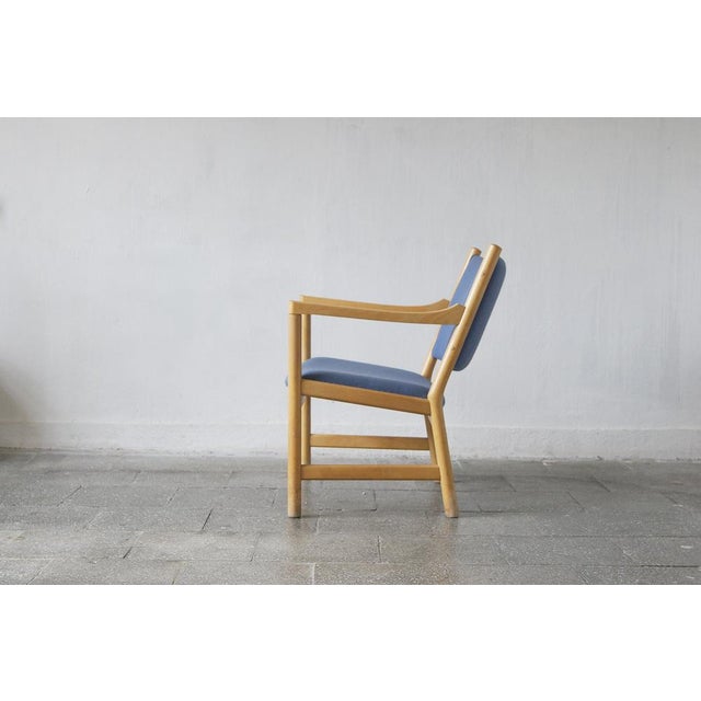 The ch52 model, designed by hans j. Wegner for carl hansen & søn, is a perfect example of timeless danish modernism. The...