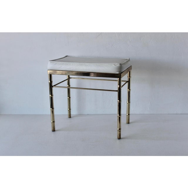 1970s George Koch Style Faux Bamboo Brass Rectangular Padded White Vinyl Seat Vanity Stool Bench Vintage Hollywood Regency For Sale - Image 5 of 17