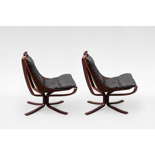 Vatne Møbler Vintage Falcon Chairs and Ottoman in Black Leather and Plywood by Sigurd Ressell for Vatne Møbler, 1970s, Set of 3 For Sale - Image 4 of 7