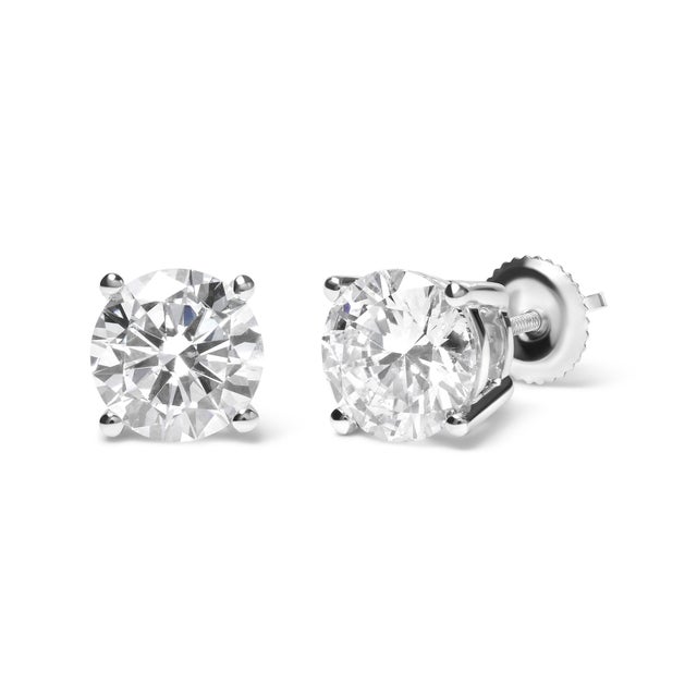 Add a touch of elegance and sophistication to your wardrobe with these classic round brilliant-cut lab-grown diamond stud...