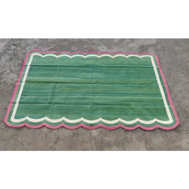 Cotton Vegetable Dyed Scalloped Edge Rug Green With Cream and Raspberry Pink Border - 6x9 For Sale - Image 9 of 11