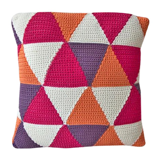 Strong Pink Triangles Geométrica Cushion from Com Raiz For Sale