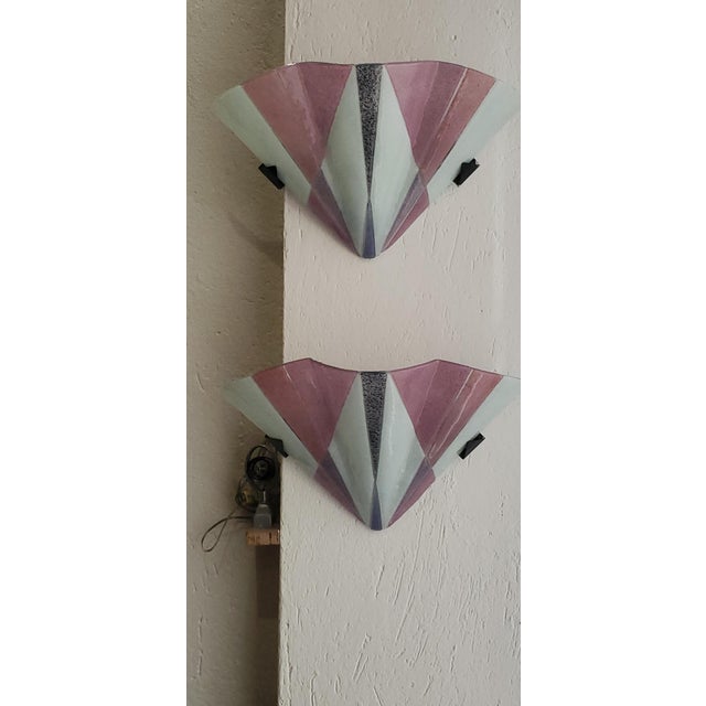 2 sconces in Italian Murano glass from the 1970s, Art Deco style, of particular quality, the shaped and polychrome glass...