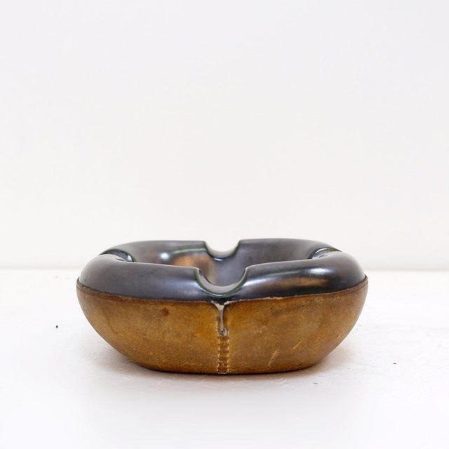 Mid-Century Modern Ashtray in Glazed Ceramic and Leather from Longchamp, France, 1950s For Sale - Image 5 of 10
