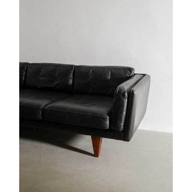 1960s Danish Mid-Century Black Leather Three Seater V11 Sofa by Illum Wikkelsø, 1960s For Sale - Image 5 of 8