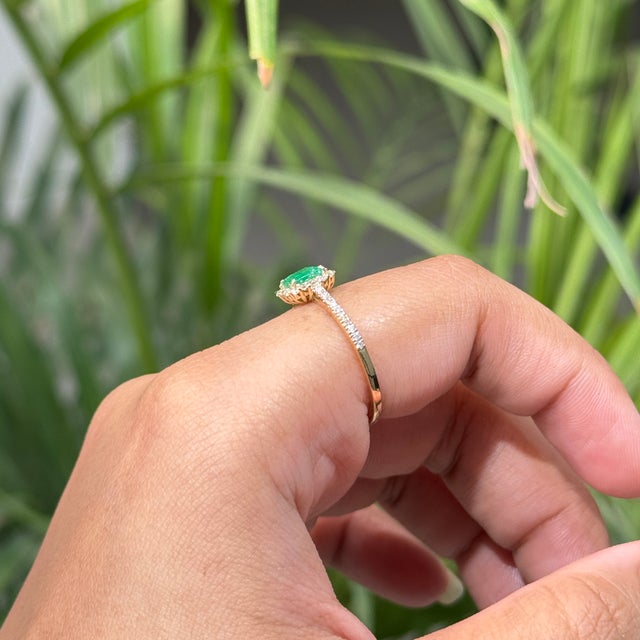 14k Yellow Gold Emerald Diamond Modern Proposal Ring in 14k Yellow Gold Size 7 For Sale In New York - Image 6 of 18