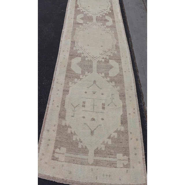 Geometric Medallion Design Turkish Oushak Runner in Soft Neutral Tones For Sale - Image 9 of 14