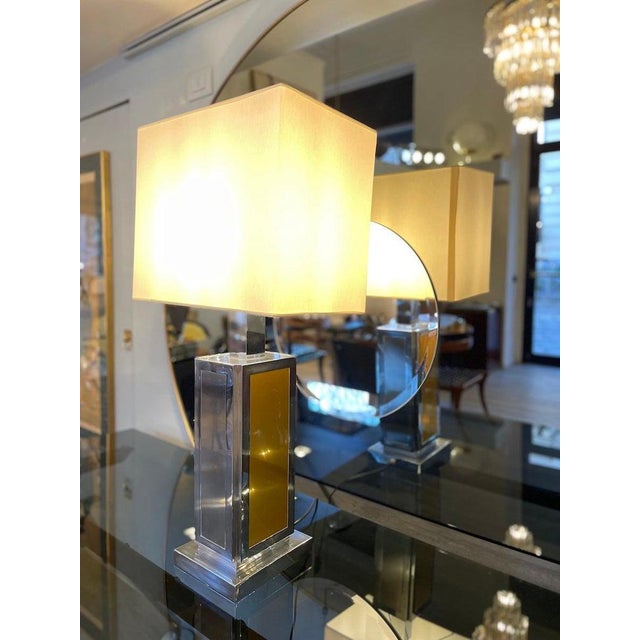 1970s brass and steel table lamp with a rectangular base. The lamp is made entirely of steel with brass inserts on the...