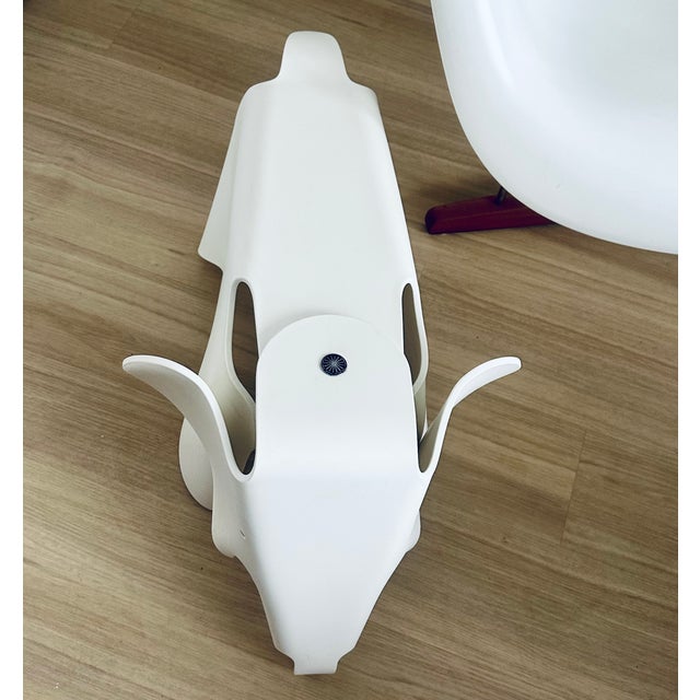 Add a timeless design icon to your interior with this Eames Elephant Large in white, designed by the legendary duo Charles...