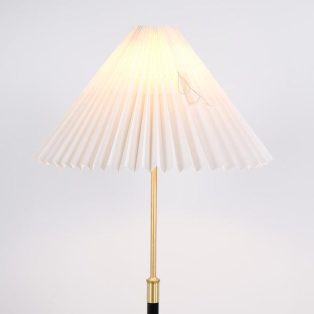 Le Klint 351 Floor Lamp in Black and Brass by Aage Petersen, 1970 For Sale - Image 6 of 8