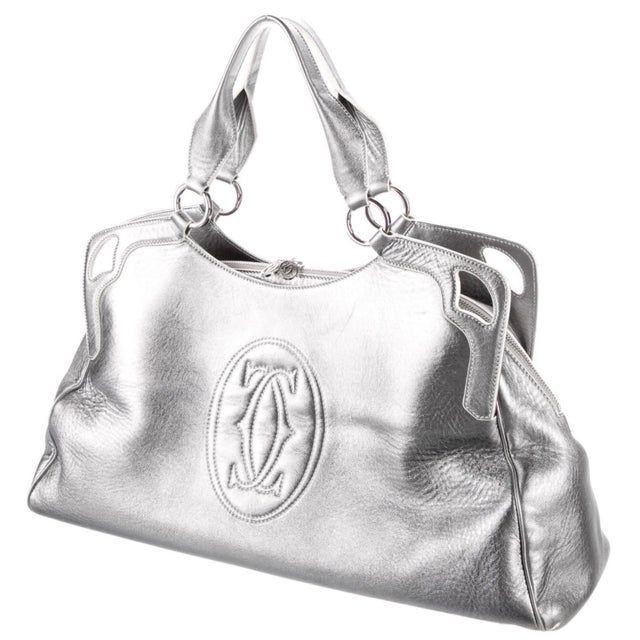 Cartier Top Handle Handbag in Silver Cowhide Leather This Cartier beauty arrives in a gorgeous shape and design. It has an...