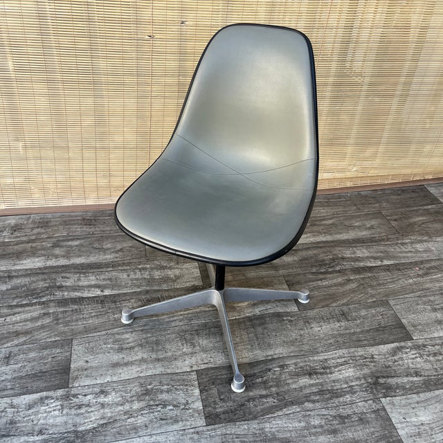 Eames Mid Century Modern Swiveling Molded Chair by Eames for Herman Miller. Circa 1960s For Sale - Image 4 of 18