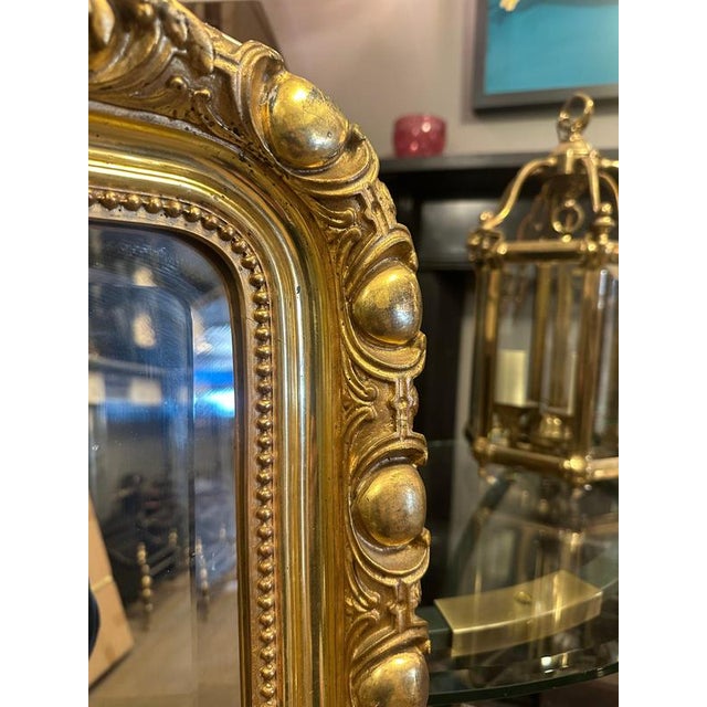 A very good quality French gold gilt mirror. Highly decorated frame with egg and dart moulding, beeded inner slip and...