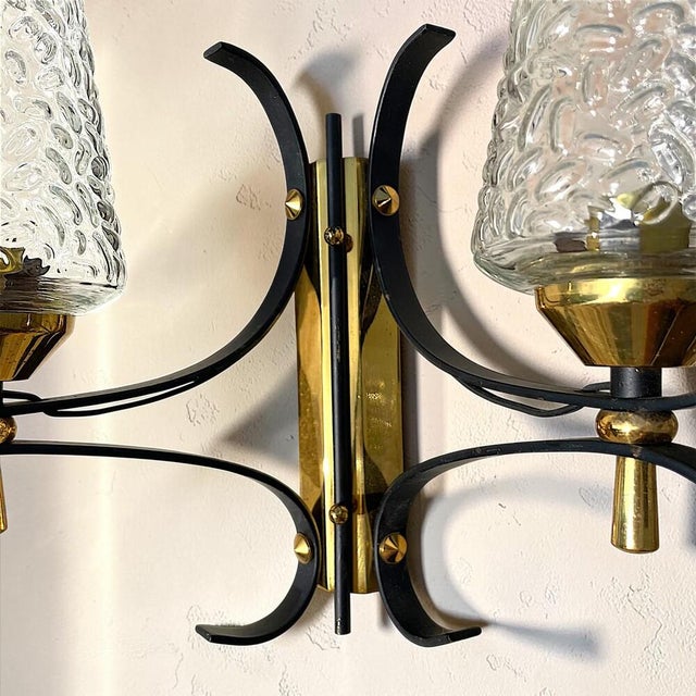 Black Mid-Century Italian Modern Brass and Textured Glass Double Wall Sconces, 1960s, Set of 2 For Sale - Image 8 of 13
