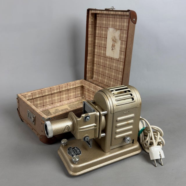 Charming vintage electric slide projector, Noris Trumpf model, complete with matching hard case. · Design and Style:...
