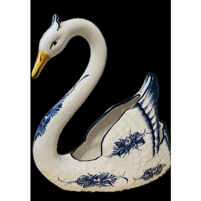 This beautiful vintage swan is designed with blue floral patterns, on a white base a common motif in traditional Alcobaca...