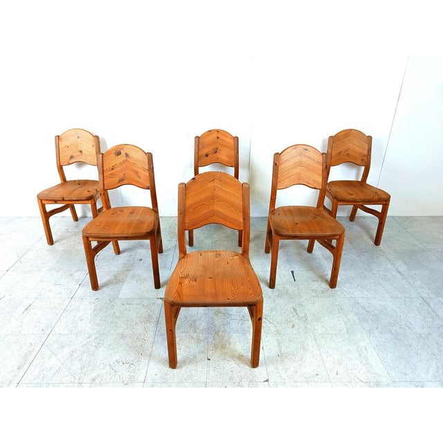 Vintage pine wood dining chairs with a strudy and beautiful design. Nice and solid chairs. Timeless and can be combined in...