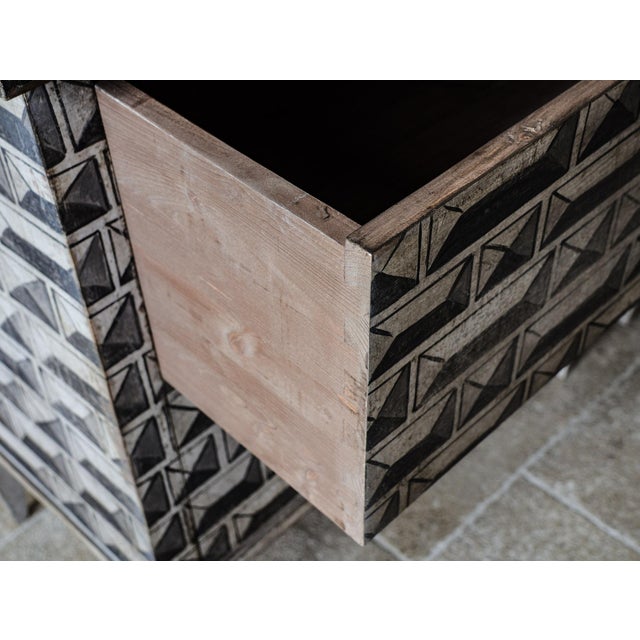 Wood Neoclassical French Bedside Tables with Pattern in a Cream and Grey Patina, Set of 2 For Sale - Image 7 of 15