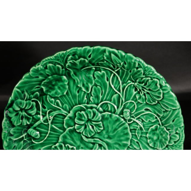 Late 20th Century "Vivid Verdure": Set of 11 Vintage Green Majolica "Lotus" Plates, For Sale - Image 5 of 8