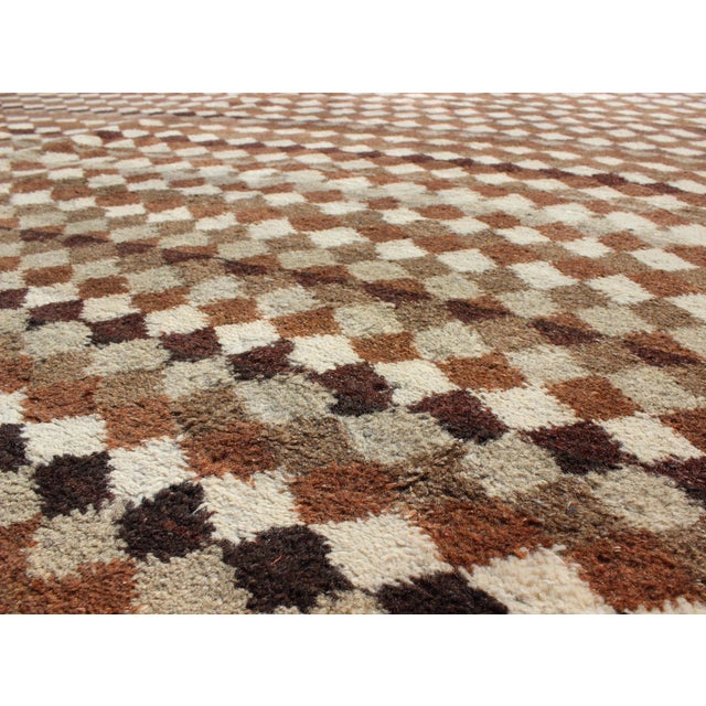 Brown Mid-Century Modern Rug With All-Over Checkerboard Pattern in Multi Brown Tones 5'5"x9'4" For Sale - Image 8 of 8