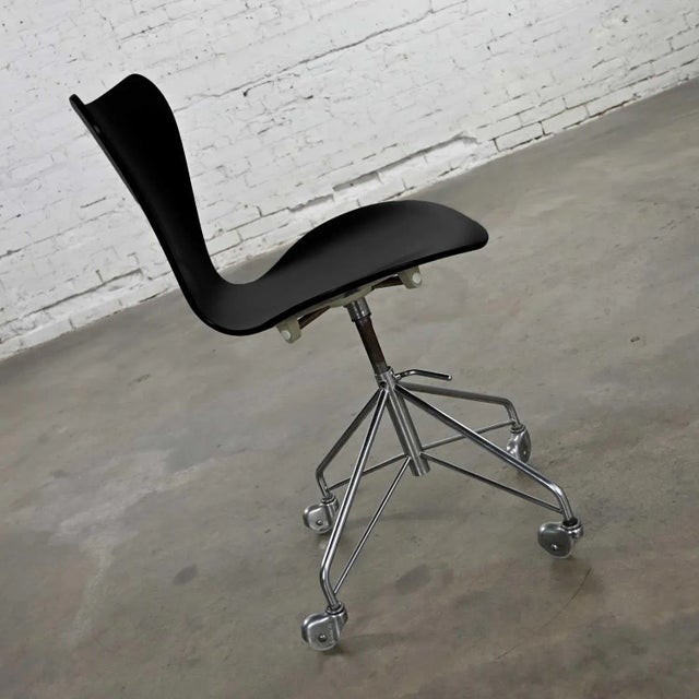 Mid-Century Modern Scandinavian Modern Arne Jacobsen Series 7 Black & Chrome Office Chair by Fritz Hansen For Sale - Image 3 of 13