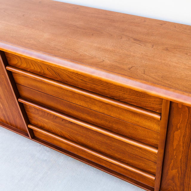 1950s Restored Mid Century Modern Walnut Sideboard by Robsjohn-Gibbings for Widdicomb For Sale - Image 5 of 16