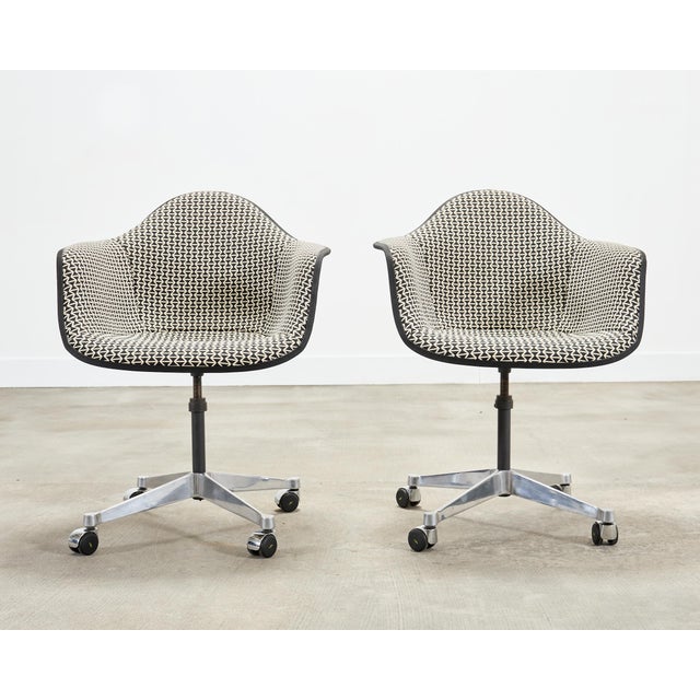 Mid-Century Modern Pair of Mid-Century Charles Eames for Herman Miller Office Chairs For Sale - Image 3 of 18