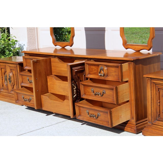 1970s White Fine Furniture Solid Wood Dresser With Two Mirrors & Matching Nightstands - Mid-Century Carved Walnut Bedroom Set For Sale - Image 9 of 18