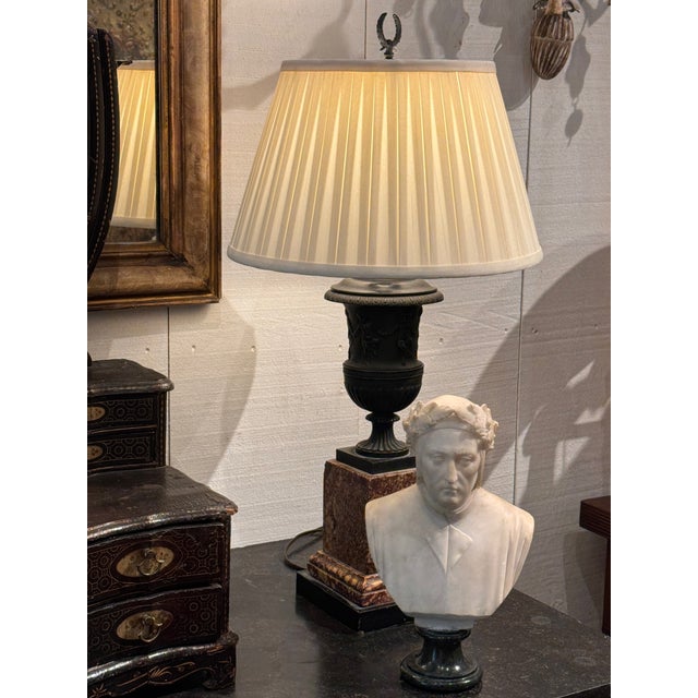 Traditional 1950s Pair of Bronze and Marble Urn Lamps For Sale - Image 3 of 11